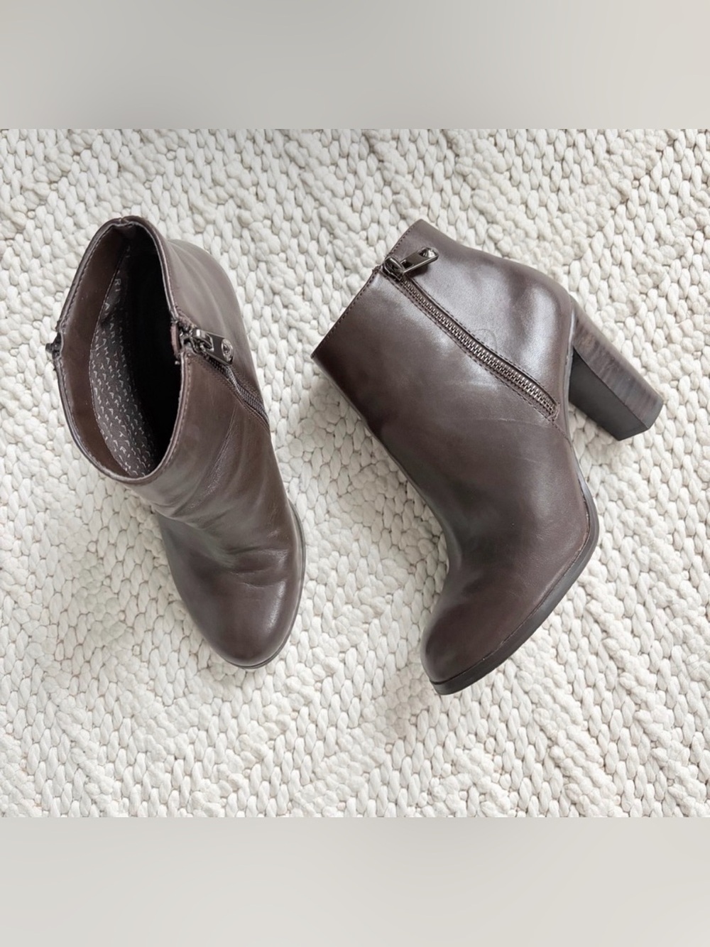 TAHARI Reunion Chocolate Brown Ankle Booties Zip Boots Block Heel Womens 8 EUC